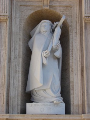 십자가의 성녀 데레사 베네딕타_photo by Fr. Gaurav Shroff_on the outside of the apse of the Basilica of St Peter in Vatican City.jpg